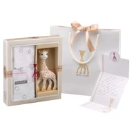 Set Cadou SOPHIEsticat Cu Girafa Sophie Si Scutec 120x120 cm 2