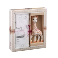 Set Cadou SOPHIEsticat Cu Girafa Sophie Si Scutec 120x120 cm