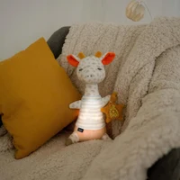 Girafa de plus cu lampa de veghe, Fehn 2