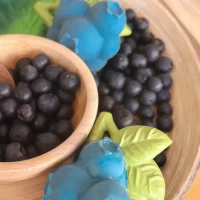 Jucarie de dentitie din cauciuc natural - Jerry the Blueberry - Oli & Carol 3