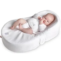 Saltea fiziologica Bebelusi Red Castle Cocoonababy Moon Stars 2